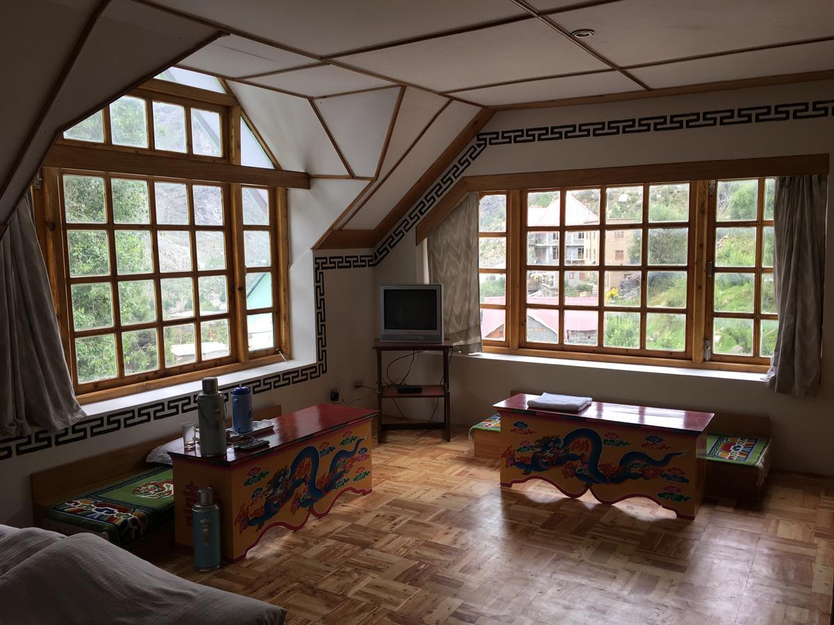 Gemoor Khar- Manor House Panzió Jispa Kültér fotó